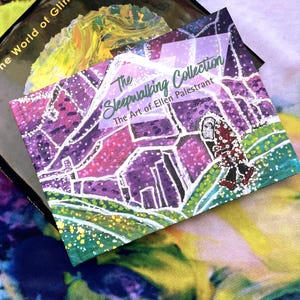 Può includere: Una stampa artistica colorata intitolata "The Sleepwalking Collection" di Ellen Palestrant. L'opera presenta una figura che cammina attraverso un paesaggio urbano viola e bianco con un primo piano verde e giallo. La stampa è sovrapposta ad altre opere d'arte.