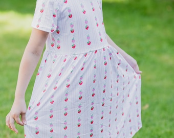 Erdbeer-Twirly-Kleid, Mädchen-Twirly-Kleid, Milchseidenkleid, weiches Kleid, Spielkleid Mädchen, Sommerbeerenkleid