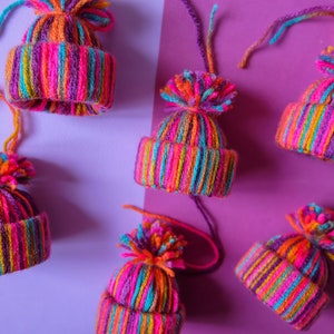 Chapeau à pompon en laine fait à la main, décorations d'arbre de noël, ensemble de 6 arc-en-ciel multicolore image 3