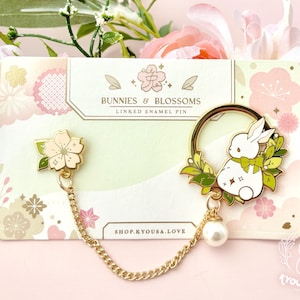Bunnies & Blossoms Emaille Pin - Verbunden mit Halsband/Fibelkette