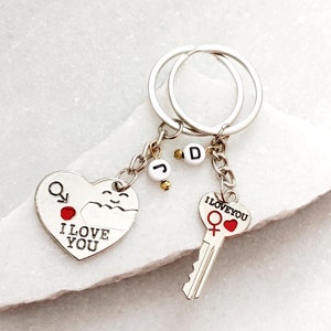 Llavero con atracción amorosa, llavero para el hogar, el automóvil o la oficina, llavero con letra inicial personalizada, juego de 2 llaveros con la frase "Te amo", regalo de San Valentín