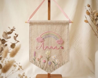 Bandera de pared con nombre bordado personalizado, banderín de lino bordado a mano, decoración para habitación de bebés/niños, diseño de libro, flores silvestres, floral, salvaje, abeja