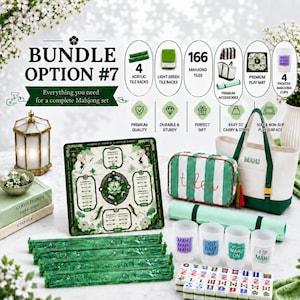 K&ouml;nnte beinhalten: Ein Mahjong-Spielset mit vier gr&uuml;nen Acryl-Fliesenhaltern, 166 Spielsteinen, einer gr&uuml;n-wei&szlig; gestreiften Tasche, einer wei&szlig;-gr&uuml;nen Tragetasche mit der Aufschrift MAHJ, einer aufgerollten Spielmatte und vier mattierten Bechern mit Textaufdruck.