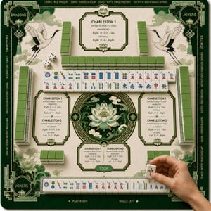 K&ouml;nnte beinhalten: Eine Mahjong-Spielmatte mit cremefarbener Oberfl&auml;che, gr&uuml;nen R&auml;ndern, Lotusbl&uuml;ten-Illustrationen und zwei fliegenden Kranichen. Die Matte enth&auml;lt aufgedruckte Charleston-Regeln, Spielsteinhalter und Reihen von Mahjong-Steinen mit Schriftzeichen.