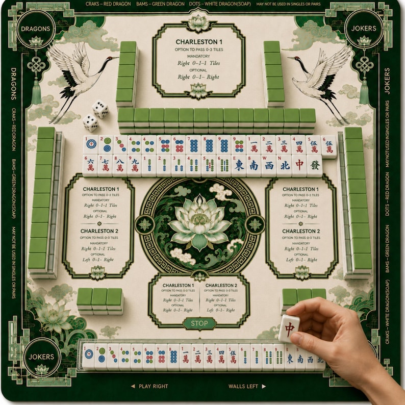 K&ouml;nnte beinhalten: Eine Mahjong-Spielmatte mit cremefarbener Oberfl&auml;che, gr&uuml;nen R&auml;ndern, Lotusbl&uuml;ten-Illustrationen und zwei fliegenden Kranichen. Die Matte enth&auml;lt aufgedruckte Charleston-Regeln, Spielsteinhalter und Reihen von Mahjong-Steinen mit Schriftzeichen.