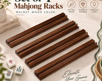 Könnte beinhalten: Ein Set aus vier rechteckigen Mahjong-Haltern aus dunkelbraunem Walnussholz, die jeweils zwei parallele Rillen zur Aufnahme der Spielsteine aufweisen. Das Bild enthält den Text Set of 4 Mahjong Racks, Walnut Wood Color, Natural Wood, Sturdy & Durable, Timeless Look und Elevate Your Game.