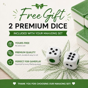 K&ouml;nnte beinhalten: Zwei wei&szlig;e sechsseitige W&uuml;rfel mit schwarzen Punkten und gr&uuml;nen Kernen auf einer strukturierten wei&szlig;en Matte mit gr&uuml;nen Blattmustern. Der Text lautet: Free Gift 2 PREMIUM DICE, INCLUDED WITH YOUR MAHJONG SET, YOURS FREE, PREMIUM QUALITY, PERFECT FOR GAMEPLAY.