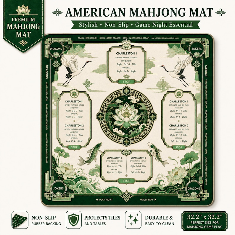 K&ouml;nnte beinhalten: Eine quadratische American Mahjong-Matte mit den Ma&szlig;en 81,8 cm x 81,8 cm in Gr&uuml;n und Creme, verziert mit Illustrationen von Kranichen, Koi-Fischen und Lotusblumen sowie aufgedruckten Charleston-Regeln und Spielanleitungen.