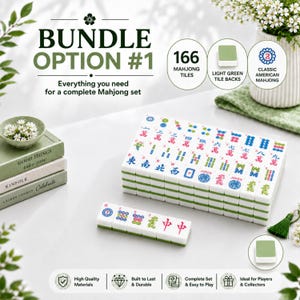 K&ouml;nnte beinhalten: Ein Mahjong-Set-Bundle Option #1 mit 166 wei&szlig;en Spielsteinen mit hellgr&uuml;ner R&uuml;ckseite. Die Steine zeigen verschiedene bunte Schriftzeichen, Symbole und Zahlen. Das Set enth&auml;lt spezielle JOKEN-Steine und klassische Mahjong-Motive.
