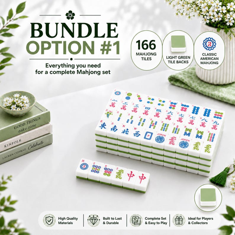 K&ouml;nnte beinhalten: Ein Mahjong-Set-Bundle Option #1 mit 166 wei&szlig;en Spielsteinen mit hellgr&uuml;ner R&uuml;ckseite. Die Steine zeigen verschiedene bunte Schriftzeichen, Symbole und Zahlen. Das Set enth&auml;lt spezielle JOKEN-Steine und klassische Mahjong-Motive.