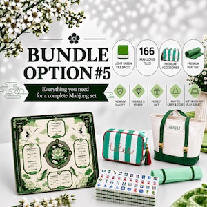 K&ouml;nnte beinhalten: Ein Mahjong-Set bestehend aus einem quadratischen Spielbrett mit Kranich- und Lotus-Illustrationen, 166 Spielsteinen, einer gr&uuml;n-wei&szlig; gestreiften Rei&szlig;verschlusstasche, einer wei&szlig;en Segeltuchtasche mit gr&uuml;nem Besatz und der Aufschrift MAHJ sowie einer Matte.