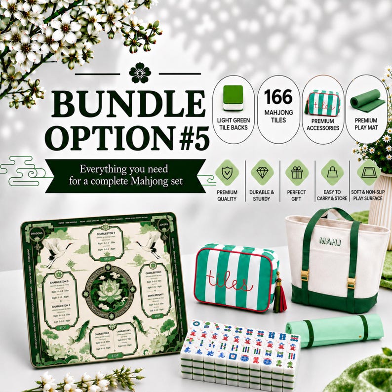 K&ouml;nnte beinhalten: Ein Mahjong-Set bestehend aus einem quadratischen Spielbrett mit Kranich- und Lotus-Illustrationen, 166 Spielsteinen, einer gr&uuml;n-wei&szlig; gestreiften Rei&szlig;verschlusstasche, einer wei&szlig;en Segeltuchtasche mit gr&uuml;nem Besatz und der Aufschrift MAHJ sowie einer Matte.
