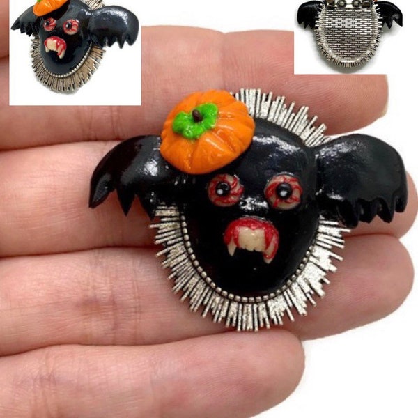 Glow dans la goupille de chauve-souris vampire sombre.  Bijoux de broche d'Halloween.