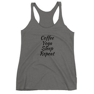 Può includere: Canotta grigia con il testo "Coffee Yoga Sleep Repeat" in nero.