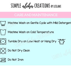 Pu&ograve; includere: Un'etichetta di cura blu chiaro e bianca con icone e testo neri. Il testo recita "SIMPLE aloha CREATIONS BY LEILANI" e "CARE AND MAINTENANCE". Le icone e il testo descrivono come lavare e prendersi cura dell'articolo. Le istruzioni includono il lavaggio in lavatrice a ciclo delicato con detersivo delicato, il lavaggio in lavatrice a freddo, l'asciugatura in asciugatrice a bassa temperatura o l'asciugatura all'aria aperta, il divieto di lavaggio a secco e il divieto di stiratura.