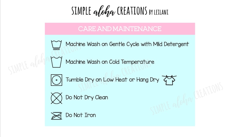 Pu&ograve; includere: Un'etichetta di cura blu chiaro e bianca con icone e testo neri. Il testo recita "SIMPLE aloha CREATIONS BY LEILANI" e "CARE AND MAINTENANCE". Le icone e il testo descrivono come lavare e prendersi cura dell'articolo. Le istruzioni includono il lavaggio in lavatrice a ciclo delicato con detersivo delicato, il lavaggio in lavatrice a freddo, l'asciugatura in asciugatrice a bassa temperatura o l'asciugatura all'aria aperta, il divieto di lavaggio a secco e il divieto di stiratura.