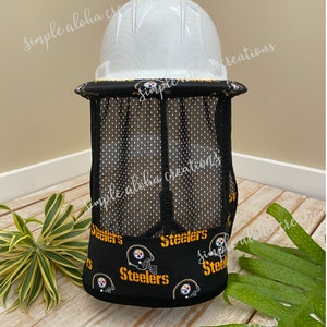 Pu&ograve; includere: Vista posteriore di un parasole in rete nera con un casco bianco rigido in cima. Il parasole ha un motivo con il logo degli Steelers. Il testo "Neck Shade Style # 1" e "Back View" &egrave; stampato sotto il parasole.