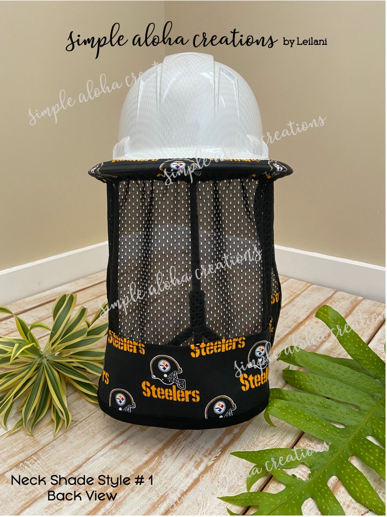 Pu&ograve; includere: Vista posteriore di un parasole in rete nera con un casco bianco rigido in cima. Il parasole ha un motivo con il logo degli Steelers. Il testo "Neck Shade Style # 1" e "Back View" &egrave; stampato sotto il parasole.
