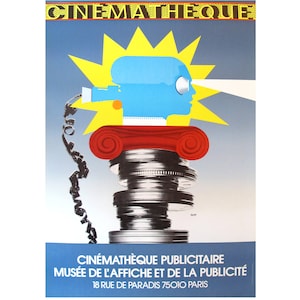 Peut inclure: Une affiche bleue et jaune avec une illustration stylisée d'un projecteur de film avec un visage humain. Le texte indique "Cinémathèque Publicitaire Musée de l'Affiche et de la Publicité 18 Rue de Paradis 75010 Paris".