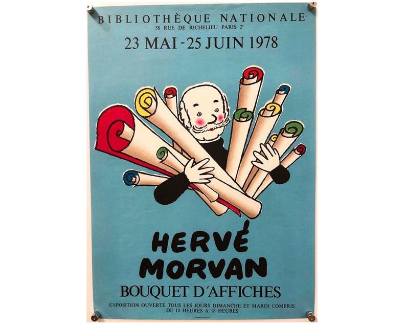 Puede incluir: Un cartel vintage que anuncia una exposici&oacute;n de carteles de Herv&eacute; Morvan en la Biblioteca Nacional de Par&iacute;s, Francia. El cartel presenta una ilustraci&oacute;n de dibujos animados de un hombre que sostiene una pila de carteles enrollados. El texto en el cartel dice "Biblioth&egrave;que Nationale", "58 Rue de Richelieu Paris 2", "23 Mai-25 Juin 1978", "Herv&eacute; Morvan", "Bouquet d'Affiches", "Exposition ouverte tous les jours domingo y martes incluidos de 10 horas a 18 horas".