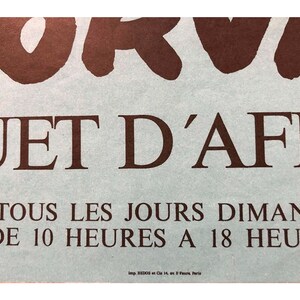 Puede incluir: Un cartel vintage que anuncia una cafeter&iacute;a o restaurante. El cartel est&aacute; impreso en papel azul con texto marr&oacute;n. El texto dice "JOKOW UET D'AFF E TOUS LES JOURS DIMANCH DE 10 HEURES A 18 HEURE Imp. BEDOS et Cie 14, av. F. Faure, Paris."