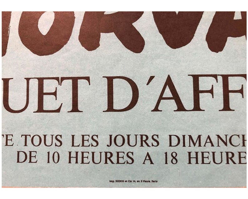 Puede incluir: Un cartel vintage que anuncia una cafeter&iacute;a o restaurante. El cartel est&aacute; impreso en papel azul con texto marr&oacute;n. El texto dice "JOKOW UET D'AFF E TOUS LES JOURS DIMANCH DE 10 HEURES A 18 HEURE Imp. BEDOS et Cie 14, av. F. Faure, Paris."