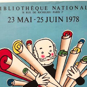 Puede incluir: Un cartel vintage para la Biblioteca Nacional de Francia en Par&iacute;s. El cartel presenta a un hombre de dibujos animados sosteniendo una pila de papeles enrollados en varios colores, incluidos rojo, amarillo, verde y azul. El texto del cartel dice "Biblioth&egrave;que Nationale 58 Rue de Richelieu Paris 2e 23 Mai - 25 Juin 1978."