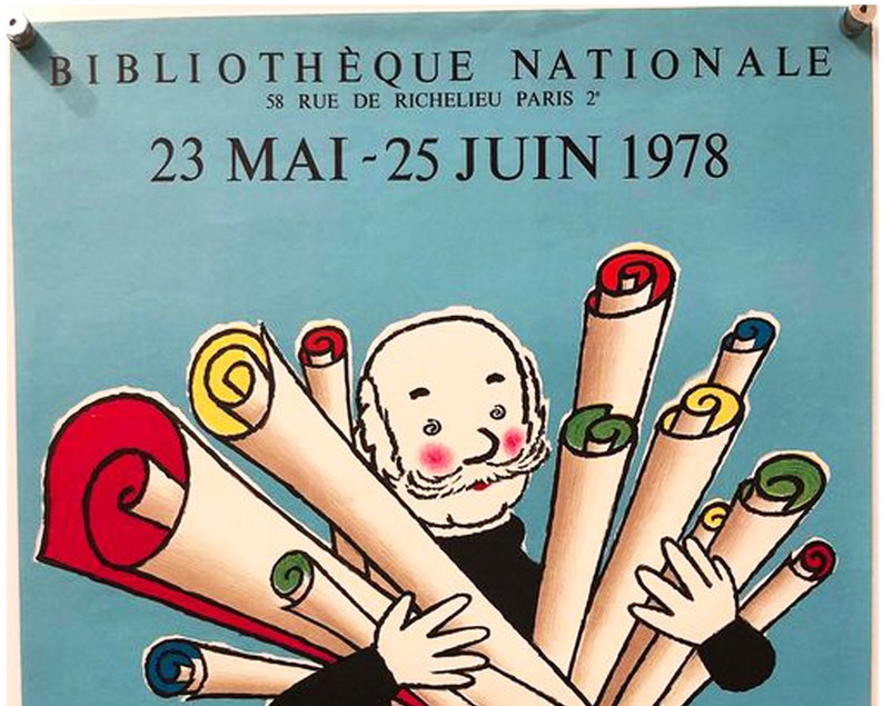 Puede incluir: Un cartel vintage para la Biblioteca Nacional de Francia en Par&iacute;s. El cartel presenta a un hombre de dibujos animados sosteniendo una pila de papeles enrollados en varios colores, incluidos rojo, amarillo, verde y azul. El texto del cartel dice "Biblioth&egrave;que Nationale 58 Rue de Richelieu Paris 2e 23 Mai - 25 Juin 1978."