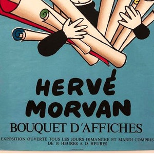 Puede incluir: Un cartel azul y blanco que anuncia una exposici&oacute;n de carteles de Herv&eacute; Morvan. El cartel presenta una ilustraci&oacute;n de dibujos animados de una persona que sostiene un ramo de carteles enrollados. El texto en el cartel dice "Herv&eacute; Morvan Bouquet d'Affiches Exposition ouverte tous les jours dimanche et mardi compris de 10 heures &agrave; 18 heures."