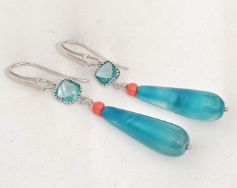 Boucles d’oreilles pendentifs avec des gouttes d’agate bleue et de corail rose