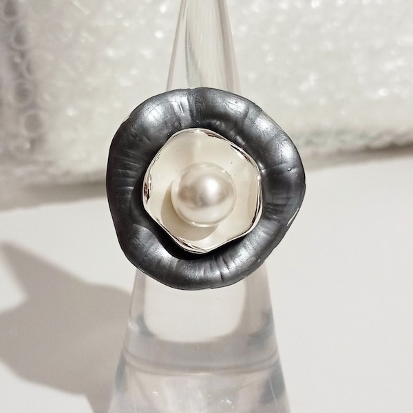 Design ring "Raffaello" with Mallorcan pearl and enamel