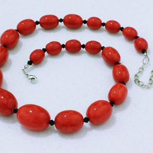 Collana corta con perle di corallo in carta resina "Sthandal"