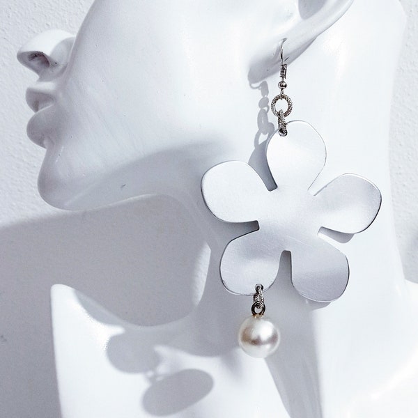 "Fiorpe" pendant earrings in aluminium with pearl