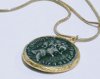 Short necklace with medal pendant