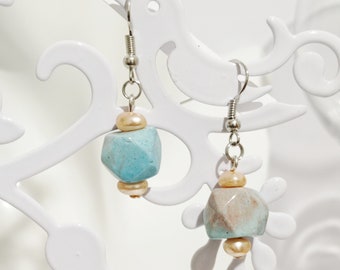 Boucles d'oreilles pendantes "T géométrique" avec perles oignon et pierre dure
