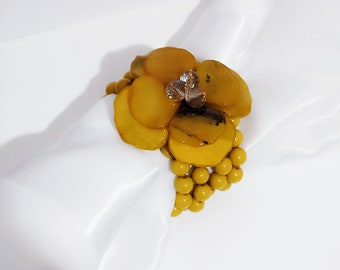 "Mustard flower" bracelet in resin, brass and crystal