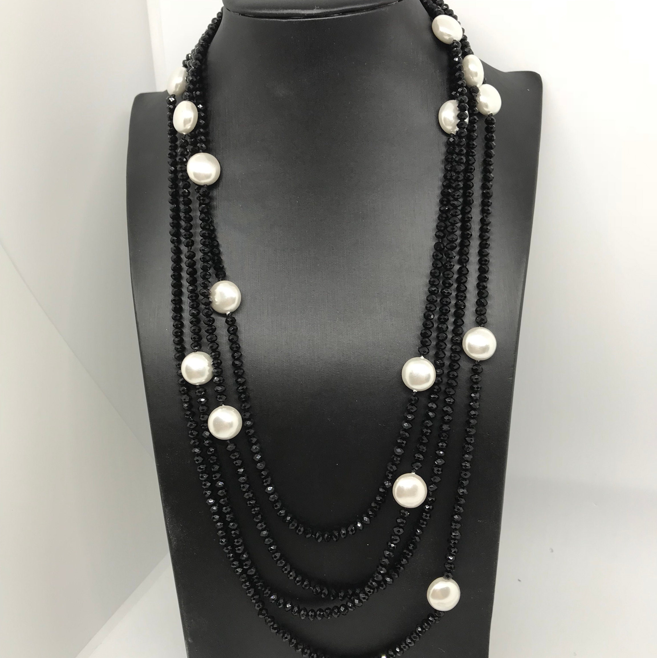 Collana lunga in argento con perle barocche corallo e pietra lavica | Gioiellor