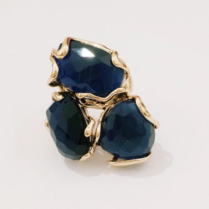 Maxi ring &quot;&quot;B&quot; in rhodium-plated brass decorated with blue crystal or white agate