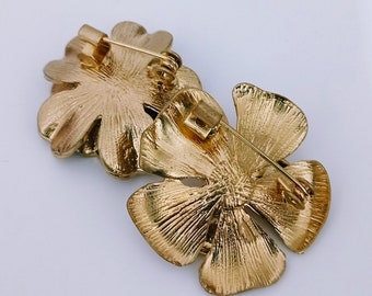Broche Ancienne (barrette De Col) En Laiton Fleuri Avec 3 Perles Artificielles - Bijou Vintage Occasion