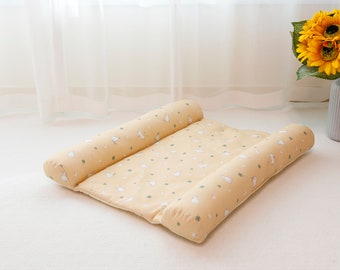 11-Fluffy Wedge Bed for Rabbits (Beige clover bunny)
