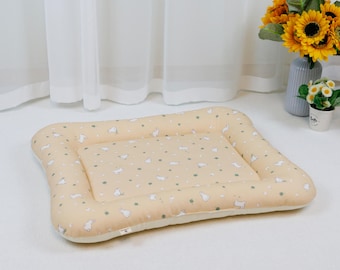 Rektangulär fluffig bädd för kaniner (beige klöverkanin)