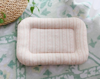 Rektangulär fluffig bädd för kaniner (beige spets)