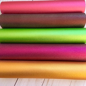 K&ouml;nnte beinhalten: F&uuml;nf Rollen Glitzer-Vinyl in verschiedenen Farben: Rot, Braun, Gr&uuml;n, Burgunderrot und Gold.