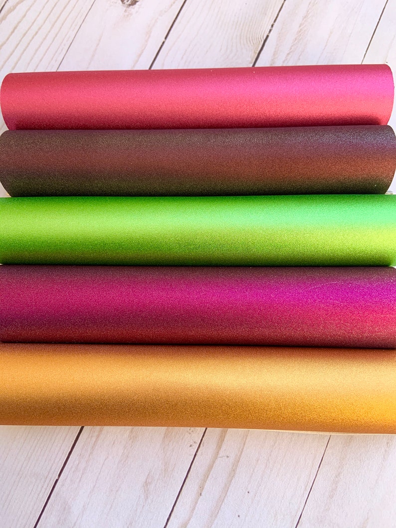 K&ouml;nnte beinhalten: F&uuml;nf Rollen Glitzer-Vinyl in verschiedenen Farben: Rot, Braun, Gr&uuml;n, Burgunderrot und Gold.
