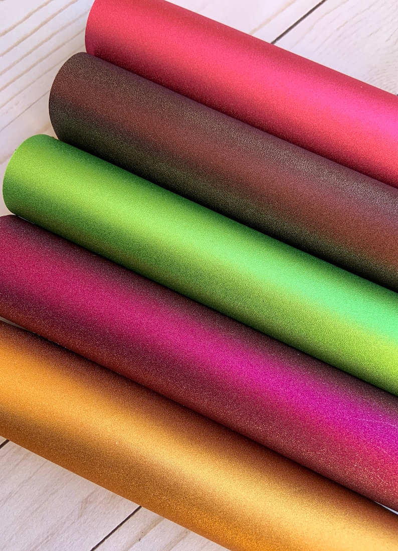 K&ouml;nnte beinhalten: F&uuml;nf Rollen schimmerndes Glitzer-Vinyl in den Farben Gold, Burgunder, Gr&uuml;n, Dunkelbraun und Rot.