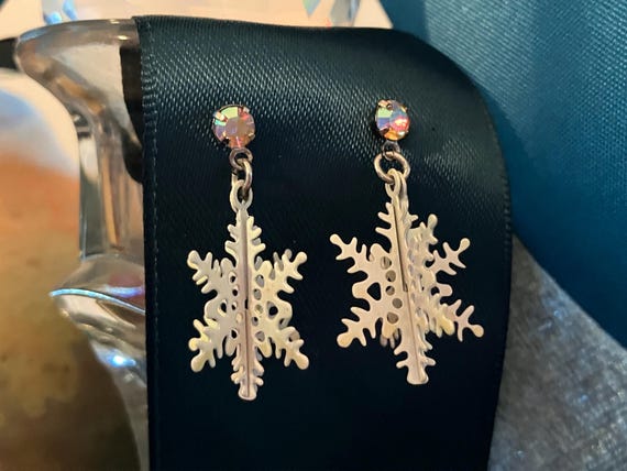 Snowflake Dangle Earrings with Simulated Pink Gem… - image 1