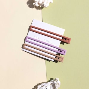夕日の中のヤロウ - タン、オレンジ、ピンクのヘアクリップ