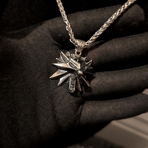 Collar con medallón de brujo: colgante de la Escuela del Lobo, inspirado en Geralt, joyería de brujo, regalo para cazadores de monstruos.
