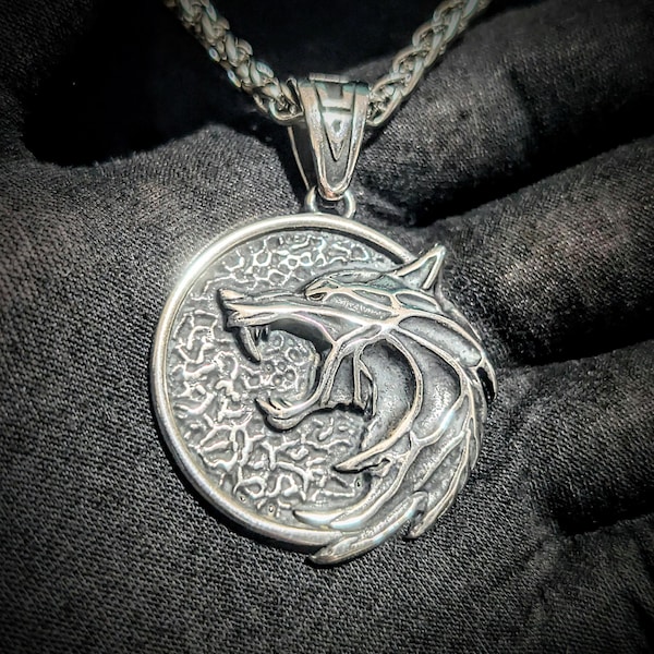 Collana con medaglione The Witcher / Ciondolo School of the Wolf color acciaio