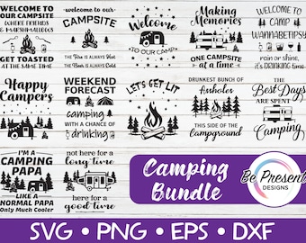 Può includere: Un set di 10 file di taglio SVG a tema campeggio. I design presentano varie frasi e immagini legate al campeggio, tra cui un falò, un camper e una foresta. Il testo include frasi come "Benvenuti al nostro campeggio", "Previsioni del fine settimana: campeggio" e "I giorni migliori si trascorrono in campeggio".